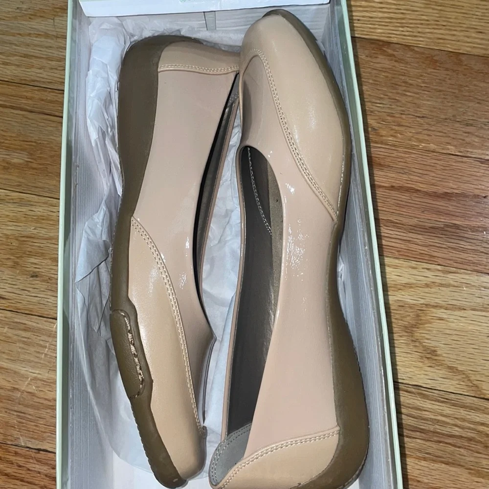 NEW ARRAY Women's Cascade Two-Tone Comfort Flat with Rubber Sole 10